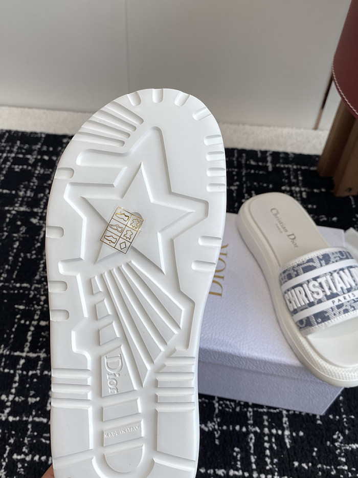 d10r sandal