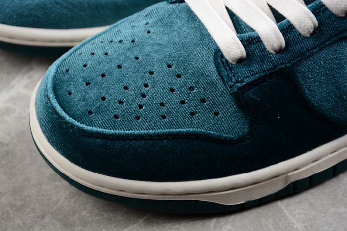Nike Dunk Low "Green Velvet"  DZ5224-300