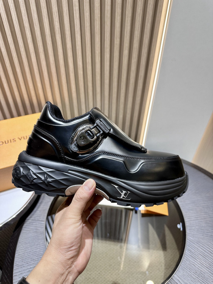 L0VT SNEAKER