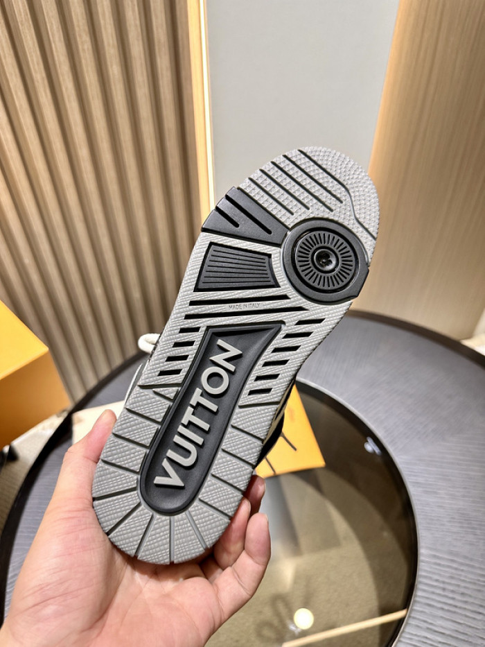 L0VT SNEAKER