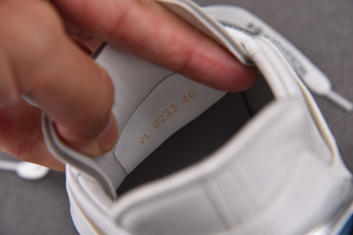 L0VT SNEAKER