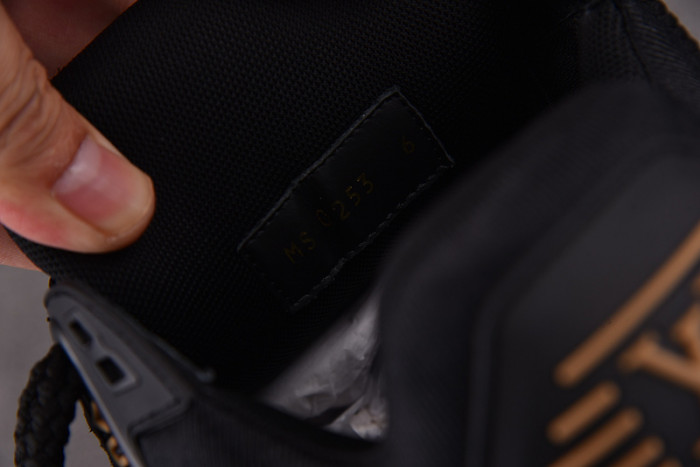 L0VT SNEAKER